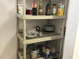 une étagère sur laquelle il y a beaucoup de nourriture