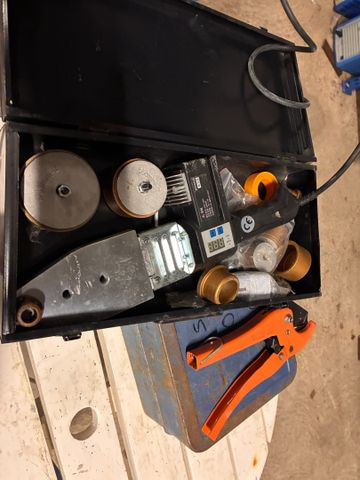 Dispositif pour souder des tuyaux en propylène, filaire. Démarre....