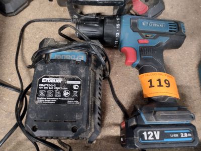 deux perceuses filaires et deux batteries posées par terre