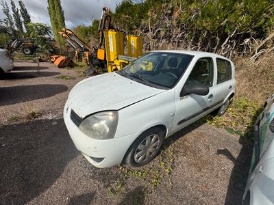 une petite voiture blanche garée sur un parking