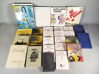 un grand nombre de livres posés sur une table