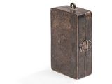 une petite boîte en métal munie d'un cadenas