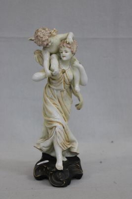 une figurine représentant une femme portant un panier de fleurs