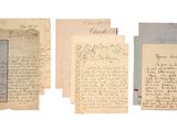une image représentant un tas de vieux papiers sur lesquels figurent des inscriptions