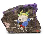 un caillou sur lequel est dessiné le portrait d'une fille