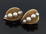une paire de boucles d'oreilles en perles et or