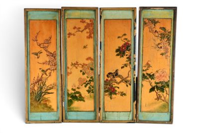 CHINE vers 1900. Suite de quatre panneaux en bois sculpté à …