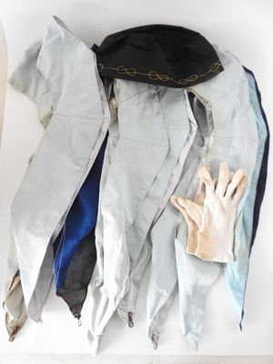 un tas de vêtements et de gants posé sur une table