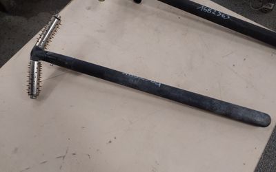 deux outils posés sur une table