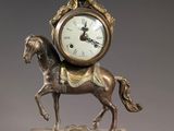 une horloge posée sur le dos d'un cheval