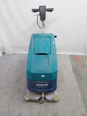 un gros plan d'une autolaveuse sur un tapis dans une pièce