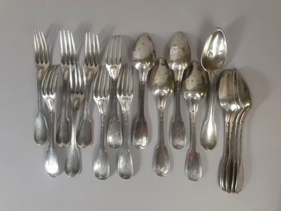 beaucoup de cuillères et de fourchettes sur la table