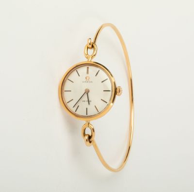 un gros plan d'une montre-bracelet en or avec un bracelet