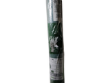 un rouleau de bâche verte sur fond blanc