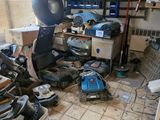 une pièce encombrée, avec des outils éparpillés par terre