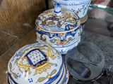 une vitrine en verre sur laquelle sont disposés divers objets décoratifs