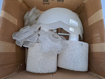 Lot luminaires : - paires d'appliques à abat-jour givré en p…