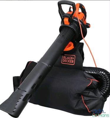 un souffleur Black & Decker avec un sac noir et un cordon orange