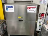 une machine qui se trouve à l'intérieur d'un bâtiment