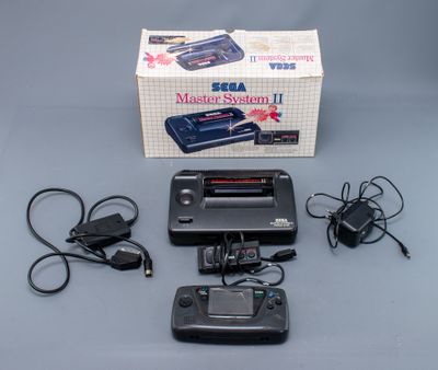une console de jeux posée sur une table, à côté d'une boîte