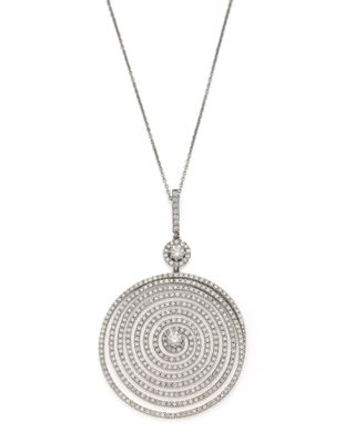 un pendentif en or blanc et diamants sur une chaîne