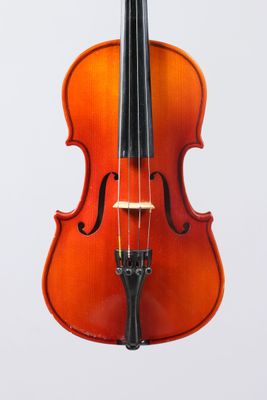 gros plan d'un violon avec un archet sur fond blanc