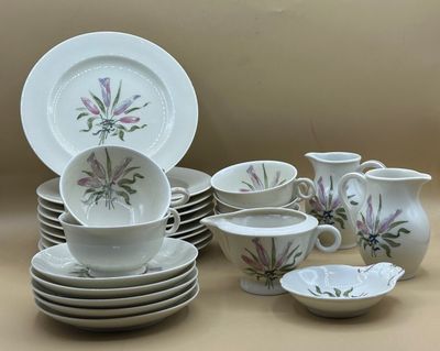 beaucoup d'assiettes et de tasses posées sur la table
