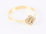 un gros plan d'une bague en or ornée d'un motif floral