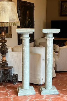 Deux SELLETTES en forme de colonnes Marbre mouluré - Photo 1