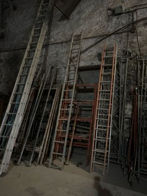 de nombreuses échelles appuyées contre le mur