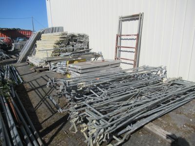 un tas de barres d'acier posé devant un immeuble