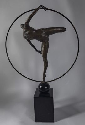 statue représentant une danseuse dans un cerceau, posée sur un socle en marbre