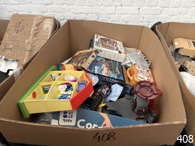 une boîte en carton remplie de jouets et d'autres objets