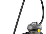 un aspirateur avec un manche jaune et un tuyau noir