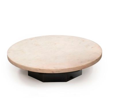 table basse en marbre avec un piètement noir sur fond blanc