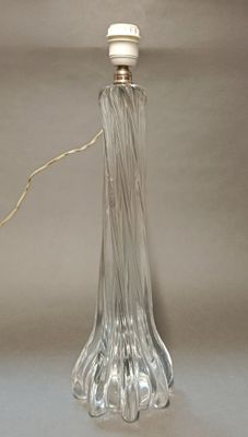 une bouteille en verre à laquelle est attachée une ficelle