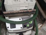 une machine posée sur une pile de cartons