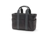 Le petit sac fourre-tout est noir et comporte deux anses de chaque côté.