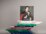 plusieurs livres empilés sur une table