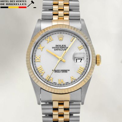 une montre Rolex avec des chiffres romains et un cadran blanc