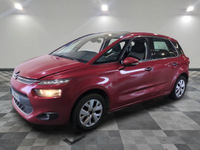 la citrole rouge est garee sur un carrelage en damier