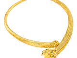 un gros plan sur un collier en or orné d'un serpent