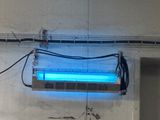 une lumière bleue fixée au mur d'un immeuble