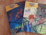 deux livres pour enfants posés sur une table en bois
