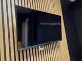 un téléviseur à écran plat fixé au mur d'une pièce