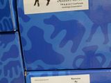 Plusieurs boîtes contenant diverses figurines d'animaux sont empilées les unes sur les autres.