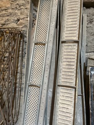 un tas d'objets métalliques empilés les uns sur les autres
