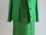 un tailleur-jupe vert sur un mannequin, un mannequin, un mannequin, un mannequin, un mannequin, un mannequin, un mannequin, un mannequin, un mannequin, un mannequin, un mannequin, un mannequin, un mannequin, un mannequin, un mannequin, un mannequin, un mannequin, un mannequin, un mannequin, un mannequin, un mannequin, un mannequin, un mannequin, un mannequin, un mannequin, un mannequin, un mannequin, un mannequin, un mannequin, un mannequin, un mannequin, un mannequin, un mannequin,