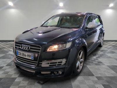 une image d'une audi suv noire garée dans un garage