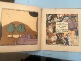 un livre ouvert sur lequel figure l'image d'un homme et d'une femme dans un parc